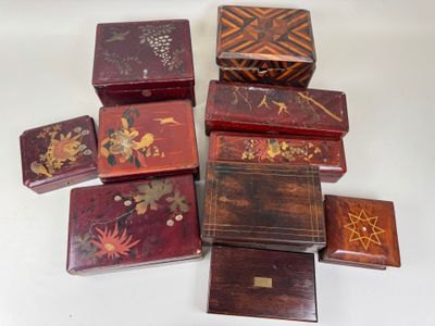 de nombreuses boîtes posées ensemble sur une table
