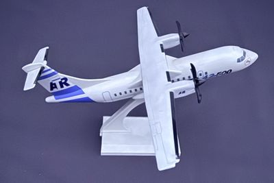 une maquette d'avion posée sur une table