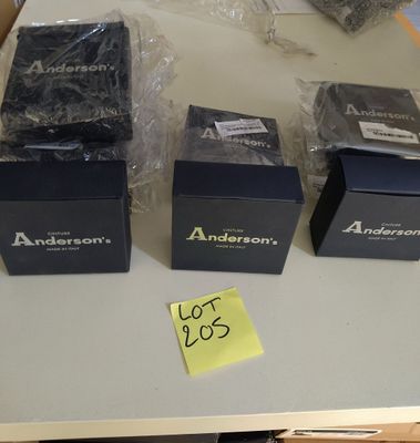 trois cartons posés sur une table et emballés dans du film plastique
