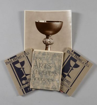 une vieille photo montrant un livre et une tasse posés sur une table