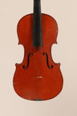 gros plan d'un violon avec un archet sur fond blanc