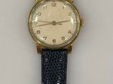 une image d'une montre-bracelet sur une surface blanche