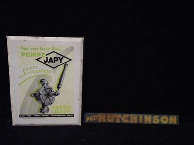 un paquet de cigarettes posé à côté d'un autre paquet de cigarettes