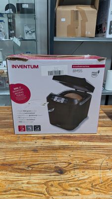la boîte est ouverte sur une table en bois dans un magasin