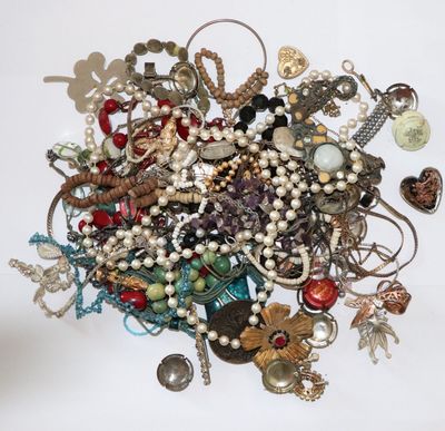 une pile de bijoux assortis sur une surface blanche