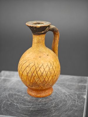 un petit vase posé sur une table