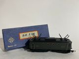 une image représentant un petit train jouet posé sur une table, à côté d'une boîte