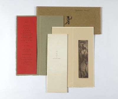 trois livres sont empilés sur une surface blanche