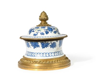 POT COUVERT en faïence émaillée à décor floral. La monture de bronze d - Photo 1