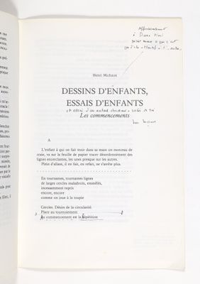 un livre ouvert avec une écriture dessus, posé sur une table
