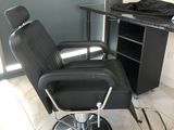 une chaise noire posée devant un bureau