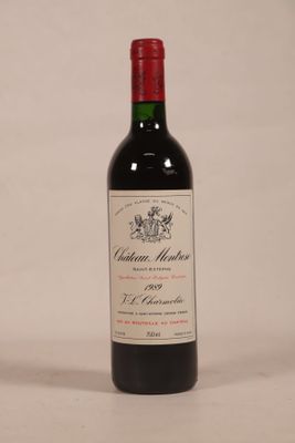 une bouteille de vin posée sur une table