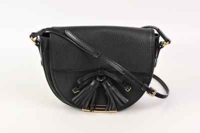 un sac à bandoulière en cuir noir orné d'un pompon sur le devant