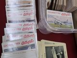 une boîte remplie de vieilles cartes postales et une boîte de vieilles cartes postales