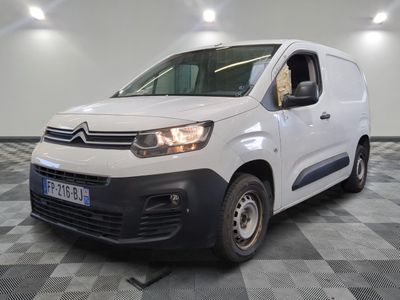 la camionnette blanche est garée sur le sol en damier d'une pièce
