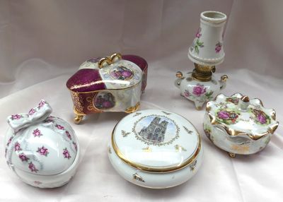 un grand nombre d'objets différents posés sur une table