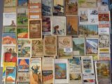 beaucoup d'anciennes affiches de voyage accrochées au mur