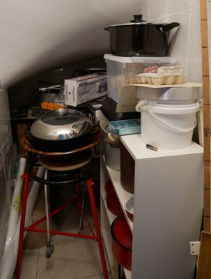 une petite cuisine équipée d'une cuisinière et d'un réfrigérateur