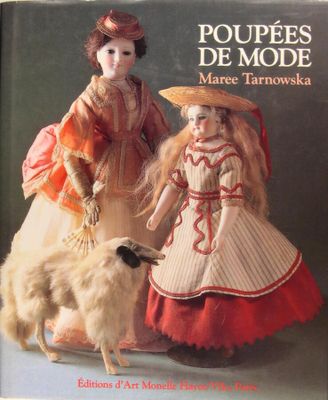 un livre avec une illustration représentant deux poupées et un chien