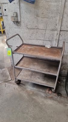 une remorque qui se trouve dans un garage