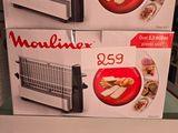 deux boîtes de nourriture sont posées sur une étagère dans un magasin