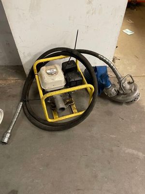 a machine that is sitting on the ground next to a wall