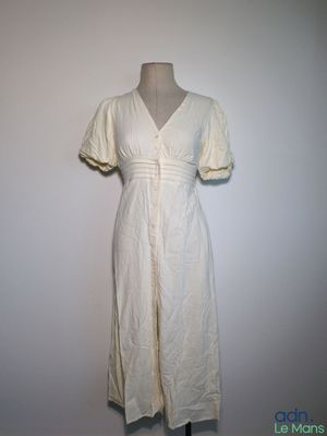 l'image d'une robe blanche sur un mannequin