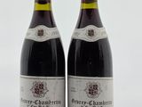 deux bouteilles de vin posées sur une table l'une à côté de l'autre