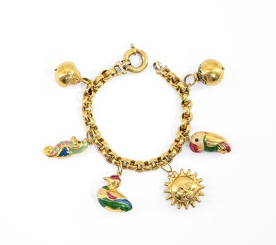 Gros plan sur un bracelet en or orné de breloques