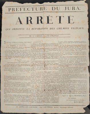 un vieux journal sur lequel est posé une grande feuille de papier