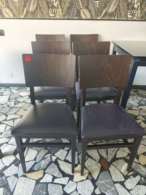 quatre chaises placées au milieu d'une pièce