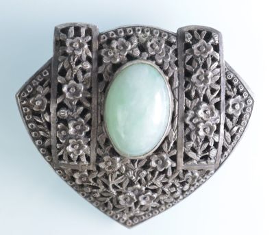 Broche en argent agrémentée d'un cabochon de jade.