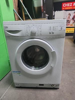 une machine à laver posée sur le sol