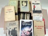 plusieurs livres empilés sur une table