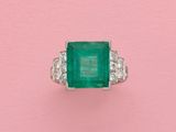 une bague en émeraude et diamant