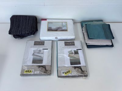 une table sur laquelle se trouvent de nombreux objets