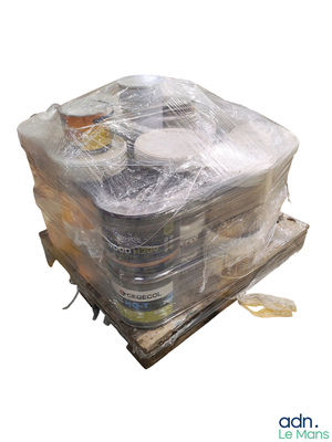 une pile de denrées alimentaires emballées dans du plastique posée sur une palette