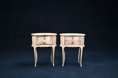 paire de tables de chevet peintes avec tiroirs, sur pieds