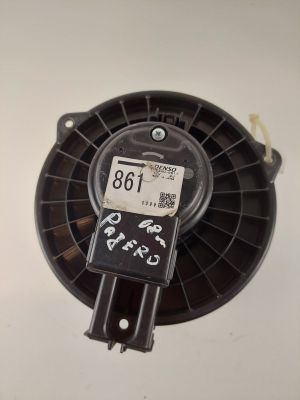 une image montrant un gros plan d'un ventilateur posé sur une surface blanche
