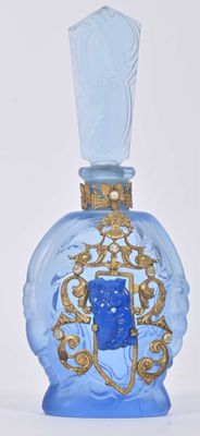une bouteille en verre bleue ornée d'un motif doré