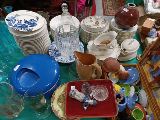 Partie de service en porcelaine, vases, assiette à bouillie et di