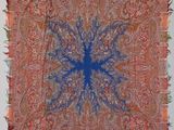 une écharpe à motifs cachemire orange et bleus, ornée d'une étoile bleue