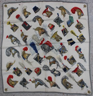 un gros plan sur un foulard carré orné d'une image représentant des soldats
