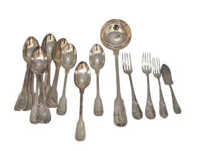 beaucoup de cuillères et de fourchettes en argent sur la table