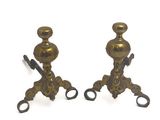 paire de bougeoirs anciens en laiton avec des anses, sur fond blanc