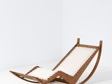 un fauteuil à bascule en bois recouvert de tissu blanc