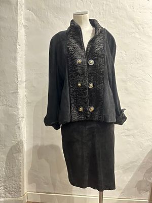 BARBARA WOOD. Tailleur jupe en daim noir à ganses passemente…