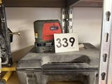une boîte d'œufs posée sur une étagère dans un magasin