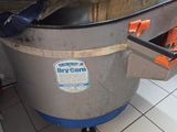 une machine posée sur le sol de la cuisine