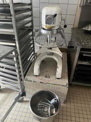 une photo d'une cuisine avec un mixeur et un présentoir de beignets